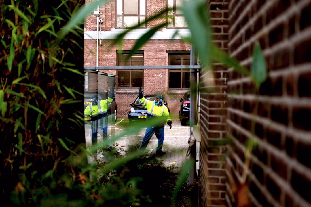 La policía de Dublín condena la "violencia descontrolada" tras protestas violentas frente a un