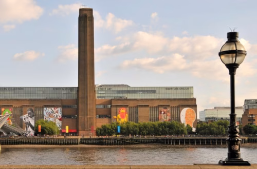 Un arrojado desde el décimo piso de la Tate Modern puede correr y nadar de nuevo, afirma su niño