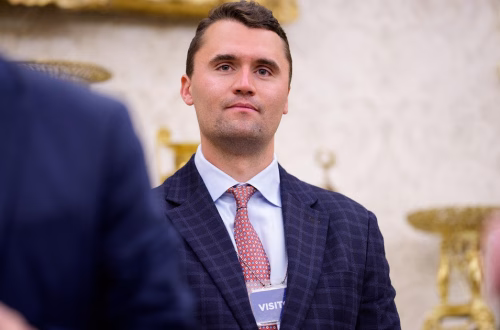 Administración de Trump revoca seis visas por comentarios sobre Charlie Kirk