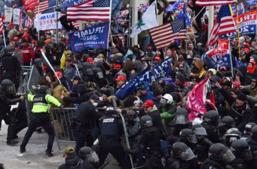 Un juez condena a un eximputado por el disturbio del 6 de enero por amenazar falsamente al hogar de