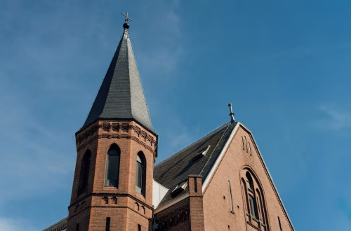 Hombres atacados y robados en la calle por una turba tras salir de una iglesia católica de