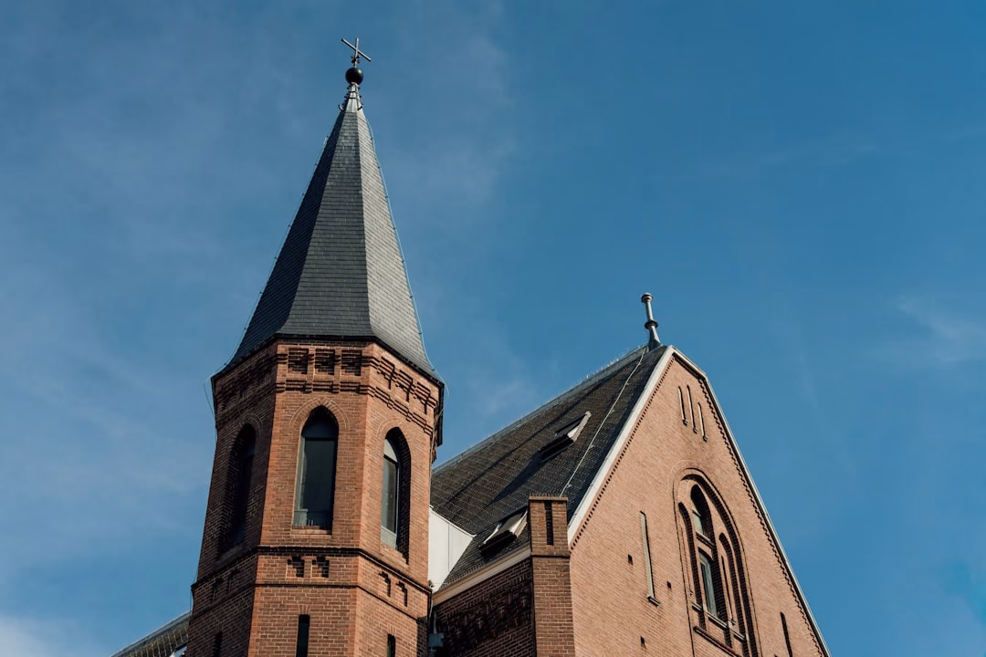 Hombres atacados y robados en la calle por una turba tras salir de una iglesia católica de