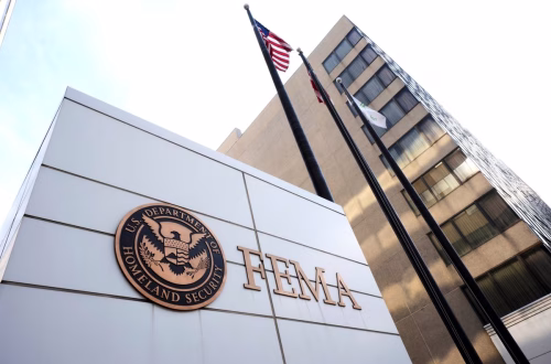 El Juez Federal Ordena a la Administración Trump Devolver Fondos de Desastre a Estados Demócratas