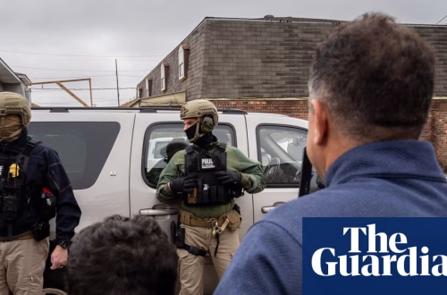 Adolescentes asumen roles parentales tras redadas migratorias