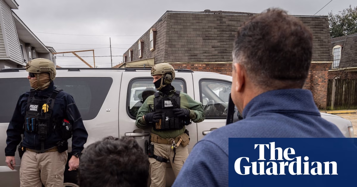 Adolescentes asumen roles parentales tras redadas migratorias