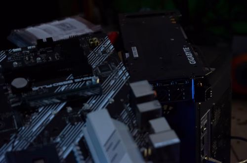 ASUS Detiene la Producción de Algunas GPU NVIDIA por Escasez de Memoria