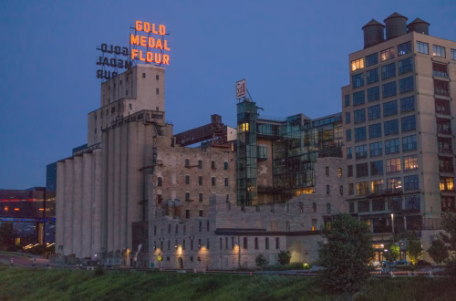 El Tiroteo de Minneapolis y las Acusaciones de Desinformación