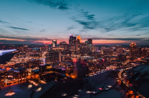 El Tiroteo en Minneapolis y la Búsqueda de la Verdad