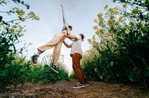 Esposo de Socialité de Newport Beach Hallado Muerto al Pie de un Terraplén de 75 Pies; Arrestado