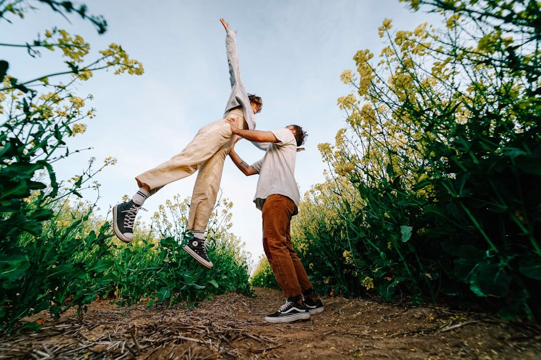 Esposo de Socialité de Newport Beach Hallado Muerto al Pie de un Terraplén de 75 Pies; Arrestado